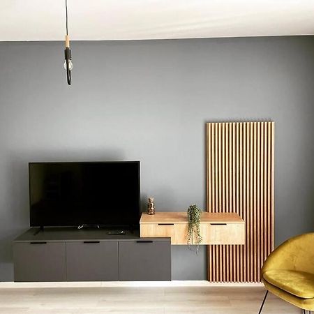 Minimalist Studio Apartment Брашов Екстериор снимка