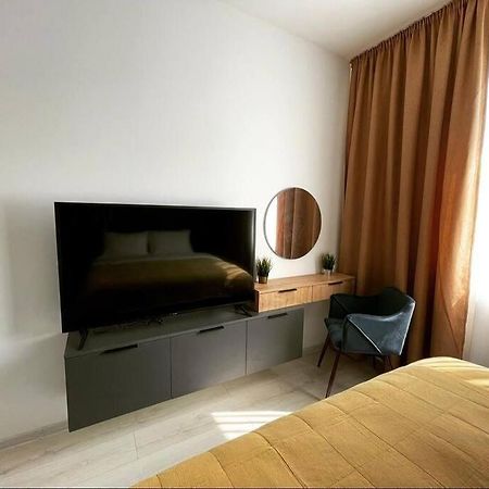 Minimalist Studio Apartment Брашов Екстериор снимка