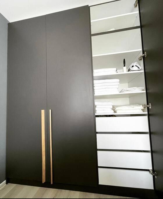 Minimalist Studio Apartment Брашов Екстериор снимка