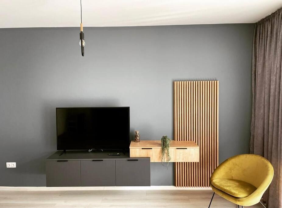 Minimalist Studio Apartment Брашов Екстериор снимка