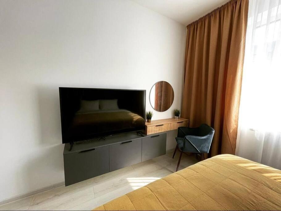 Minimalist Studio Apartment Брашов Екстериор снимка