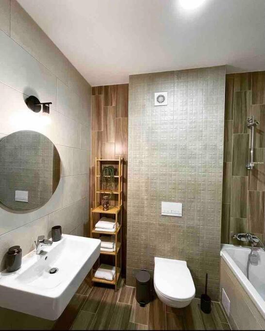 Minimalist Studio Apartment Брашов Екстериор снимка