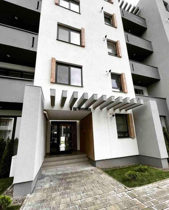 Minimalist Studio Apartment Брашов Екстериор снимка